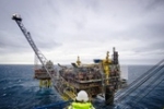 Hàng trăm dự án khai thác dầu khí nguy cơ đình trệ
